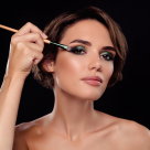 Machiajul perfect pentru ochii căprui. Culorile care domină toamna 2025
