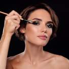 Machiajul perfect pentru ochii căprui. Culorile care domină toamna 2025