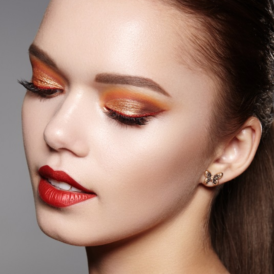 Machiaj glitter auriu si maro-portocaliu neutru combinat cu tus rosu 