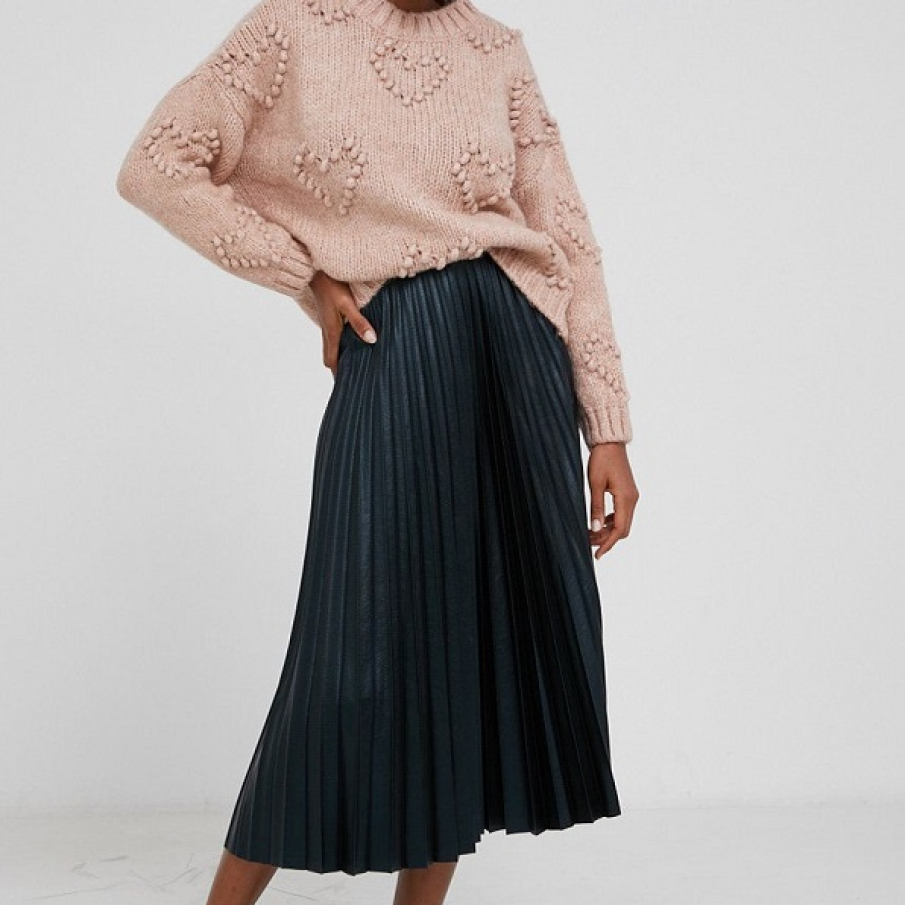 Fustă neagră plisată midi, dreaptă, perfectă pentru a fi asortată cu un pulover călduros și confortabil
