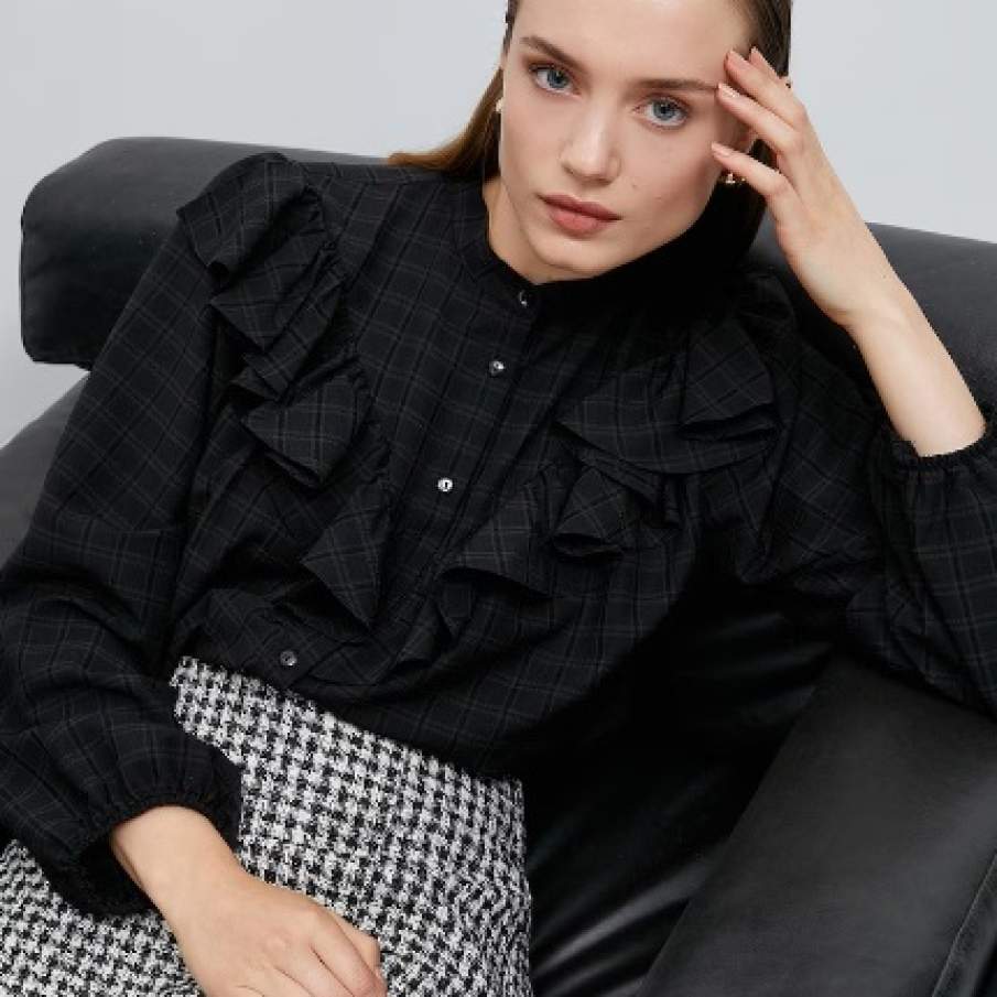 Cămașă KOTON în carouri cu volane, nasturi și gulet stil tunică de la KOTON