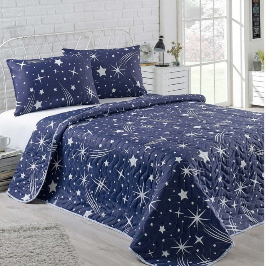 Cuvertură matlasată cu 2 fețe de pernă, cu motive cosmice precum steluțe. Are dimensiunile de  200 x 220 cm