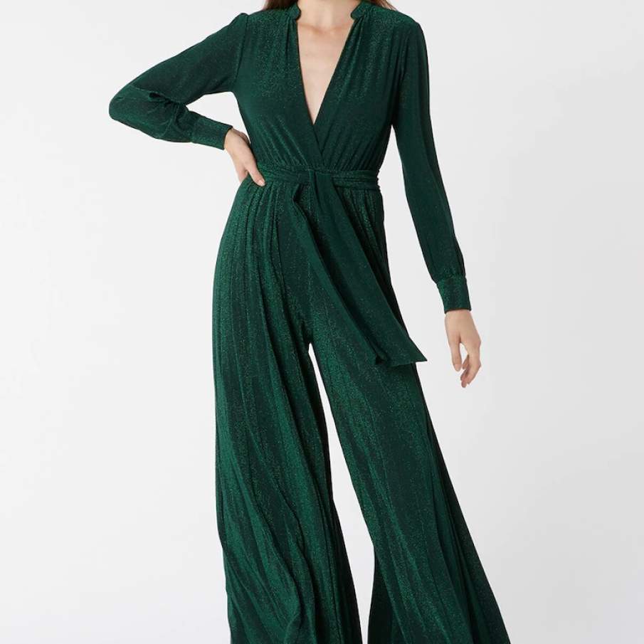 Salopetă maxi verde închis, cu aspect strălucitor și elegant, croială evazată. Este perfectă pentru ocaziile speciale din viața ta!