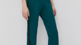 Pantaloni verzi Karl Lagerfeld cu picior conic și șlițuri laterale. Pe lateralul pantalonului dispun și de o bandă neagră pentru un look original.  