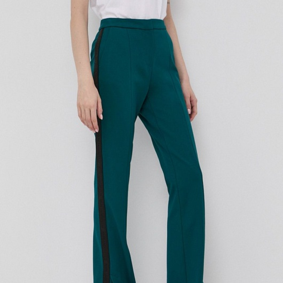Pantaloni verzi Karl Lagerfeld cu picior conic și șlițuri laterale. Pe lateralul pantalonului dispun și de o bandă neagră pentru un look original.  