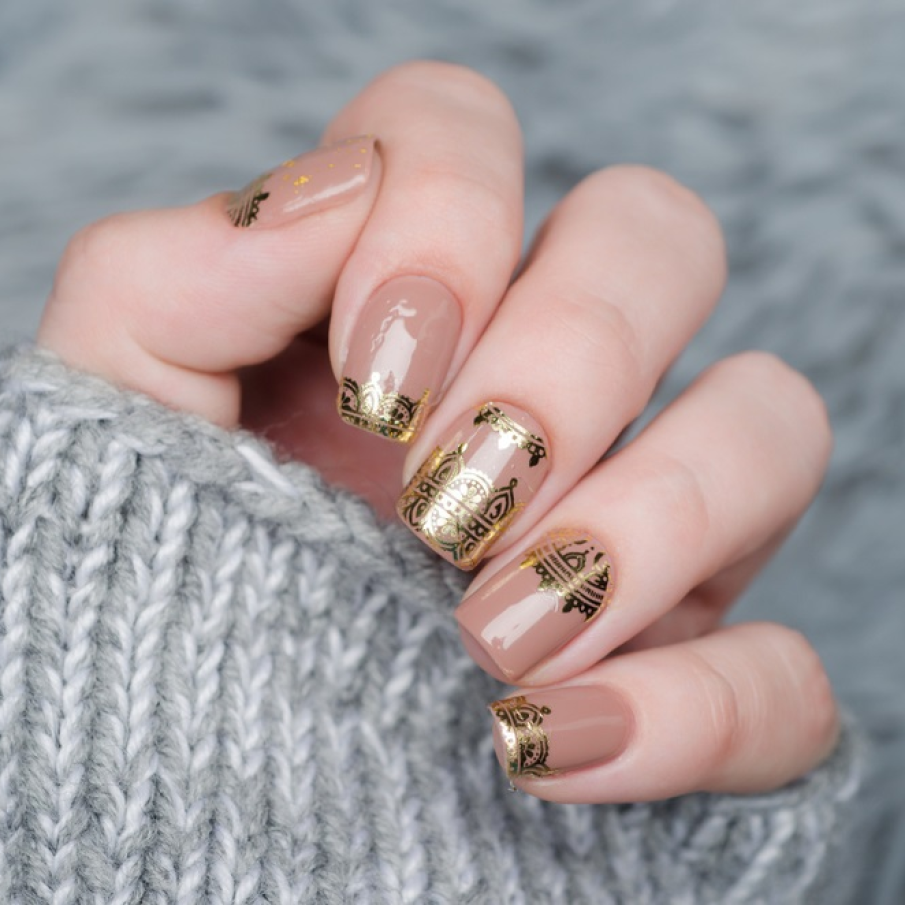 Manichiura nude cu auriu