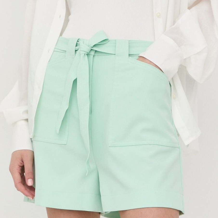 Pantaloni scurți în nuanță de turcoaz light pe bază de fibră REPREVE, fabricată din sticle de plastic reciclate. Au un aspect modern, cu buzunare oblice, talie înaltă cu curea și fason lejer. 