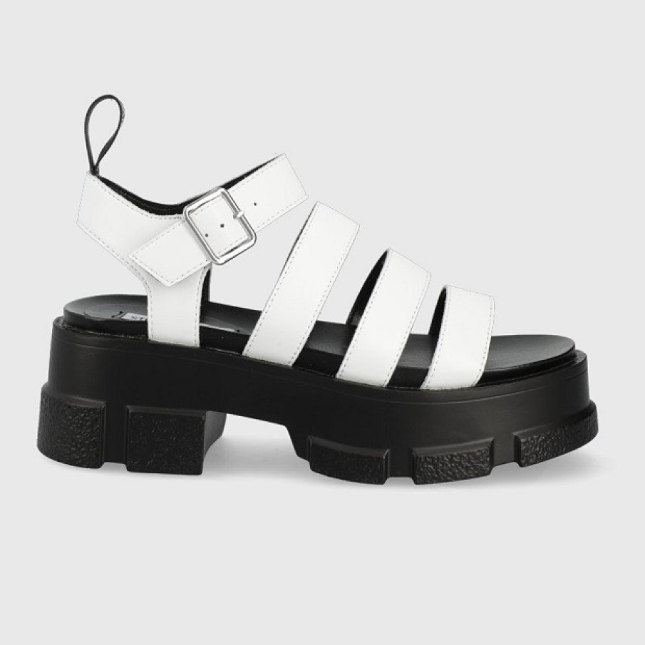 Sandale albe, cu talpă voluminoasă, masivă și toc similar. Au închidere pe gleznă și de aceea sunt foarte stabile. 