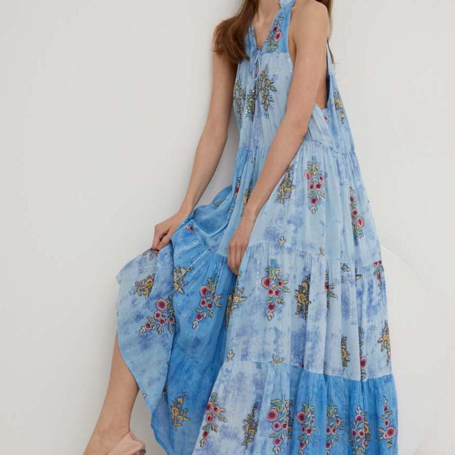 Rochie maxi lejeră din colecția Answear Lab , confecționată din material eficient, lucios, cu fir metalic