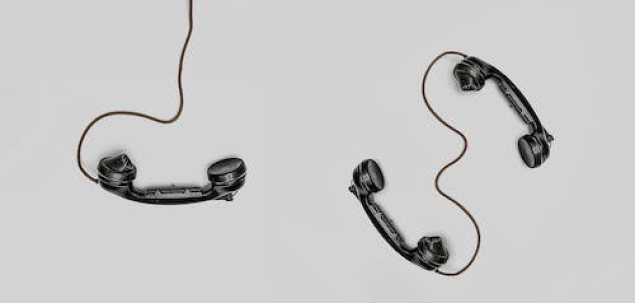 Te suna un numar necunoscut, ce faci?