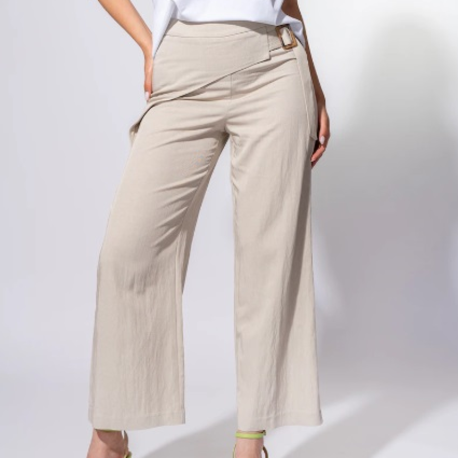 Pantalonii în tendințe în vara 2025 sunt cei care atrag atenția asupra taliei și o structurează cu stil