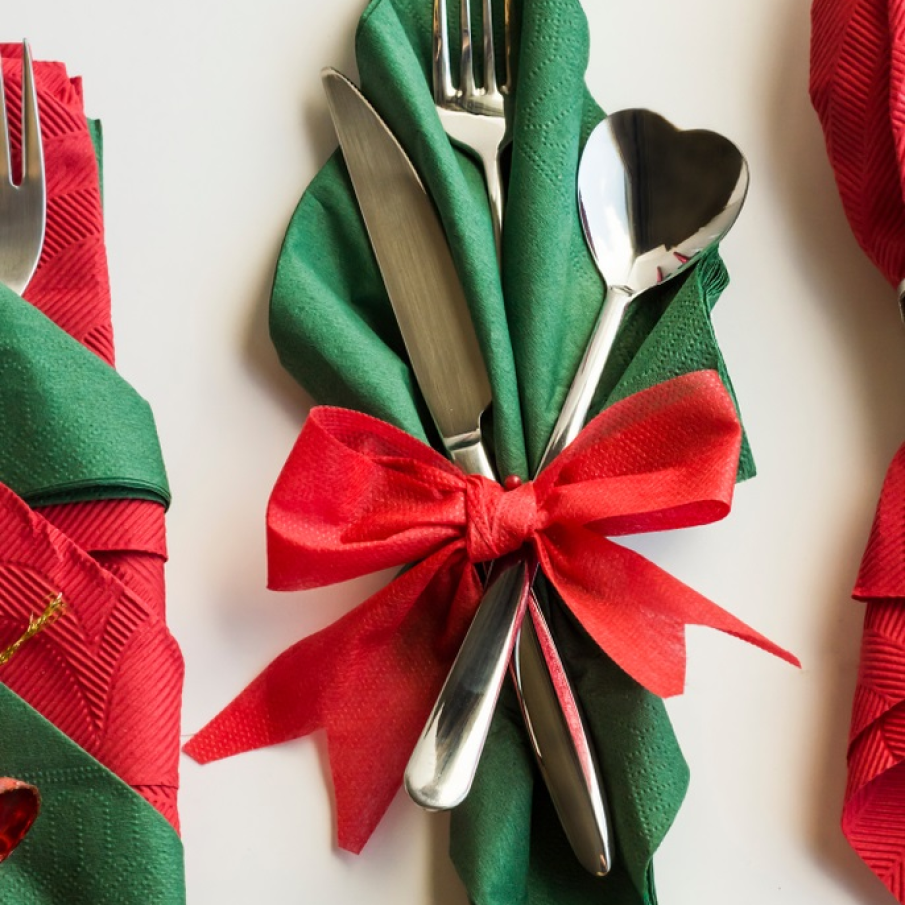 Șervețele unduitoare tip valurile mării prinse cu fundă roșie 