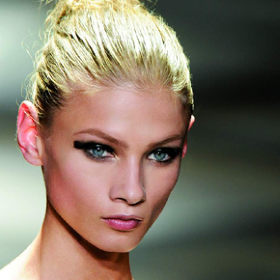 Ochi puternic conturati 