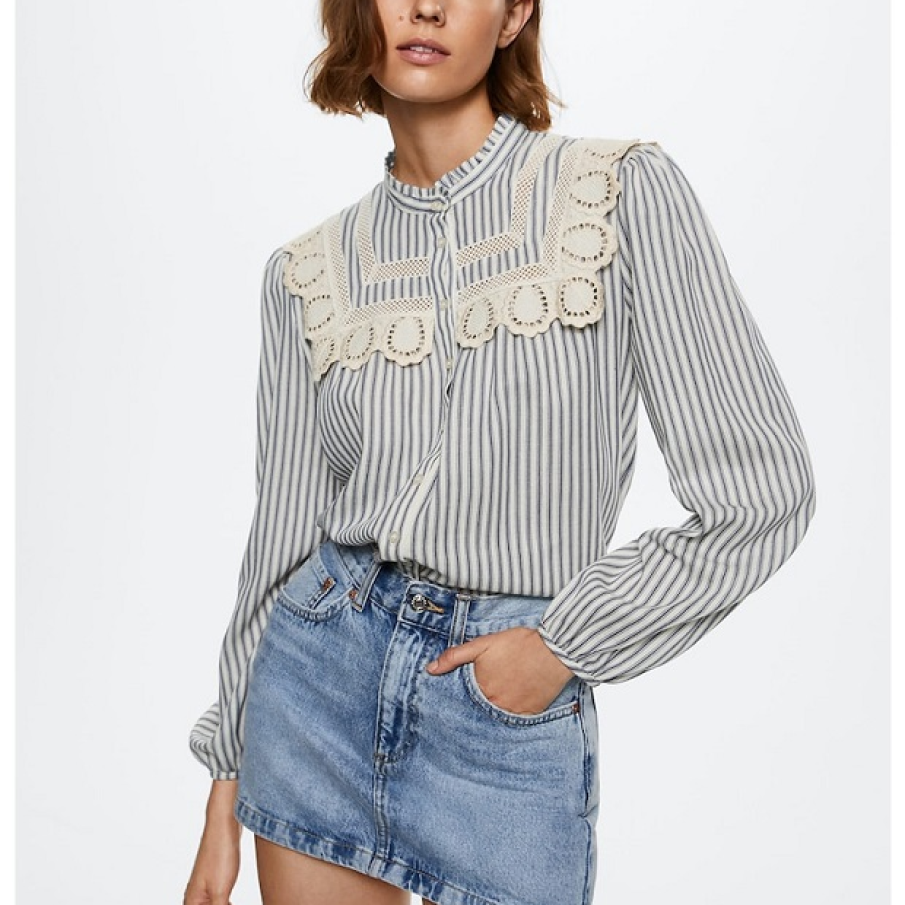 Cămașă Mango alb prăfuit cu dungi albastre, și detalii din dantelă dispuse în formă de pătrat 