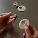 Pas cu pas: Confectioneaza-ti singura cercei din lemn!