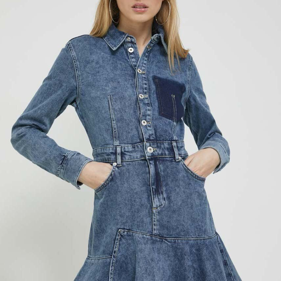 Rochie de denim scurtă, bu Karl Lagerfeld Jeans, fusta fiind în clos și stil petrecut . Dispune de fixare cu fermoar și buton