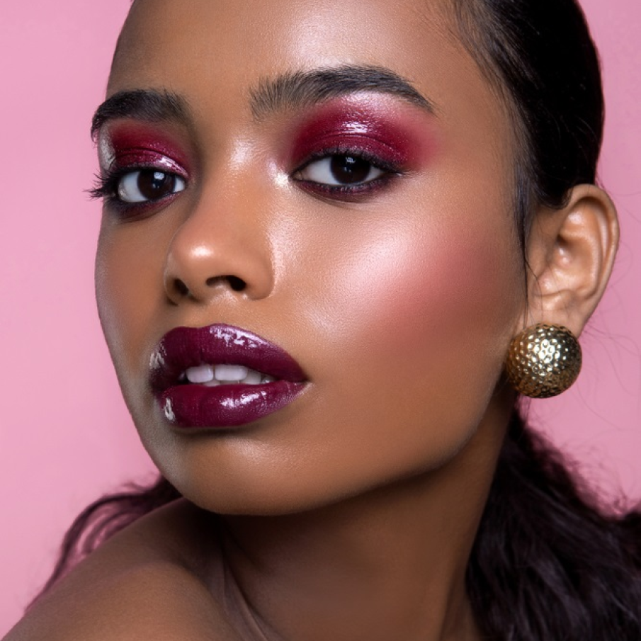 Fardurile umede în nuanțe roșiatice sau vișinii sunt perfecte pentru a pune în evidență ochii negri și închiși la culoare