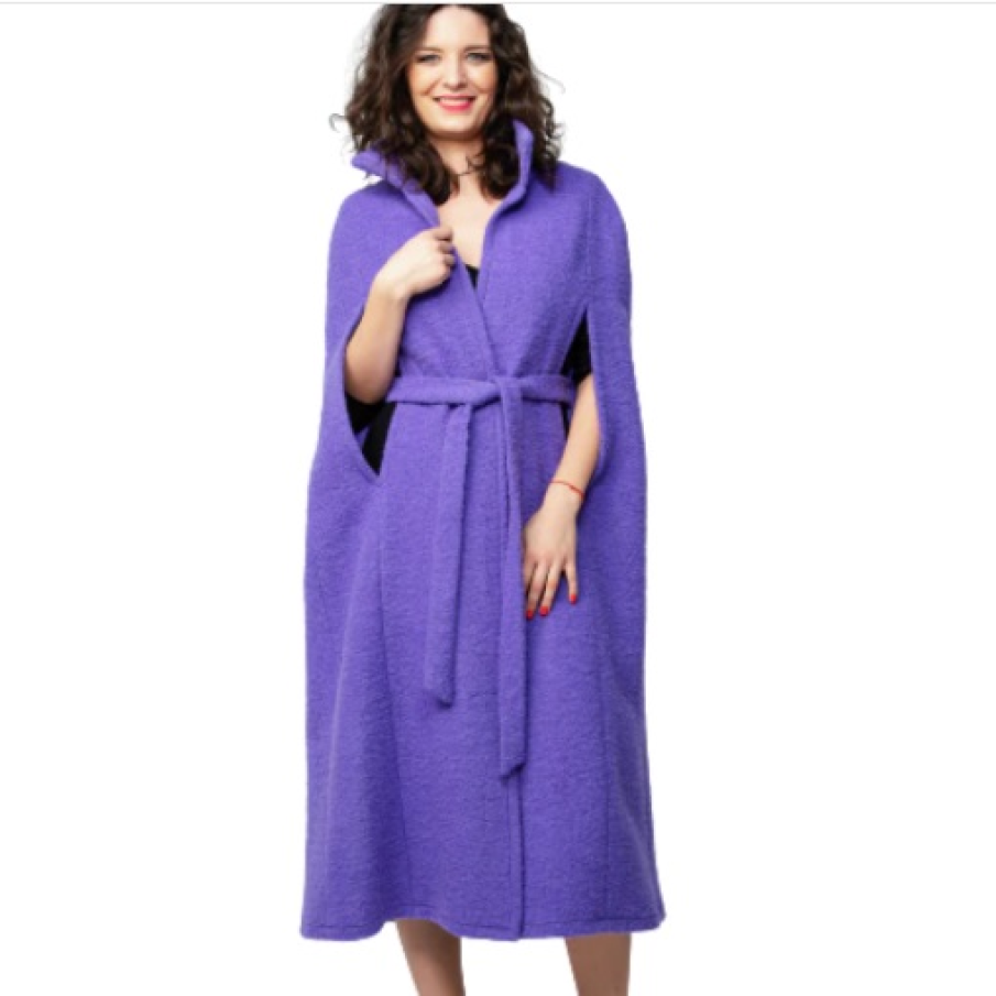 Palton Feony elegant, regular fit, în nuanța anului 2022 - Very Peri. Este confecționat 100% din lână și este lucrat manual în România. 