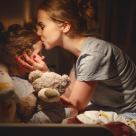 Copilul vrea mereu să doarmă cu lumina aprinsă: frică, nevoie de control sau obicei? Cum îl ajuți să se simtă în siguranță