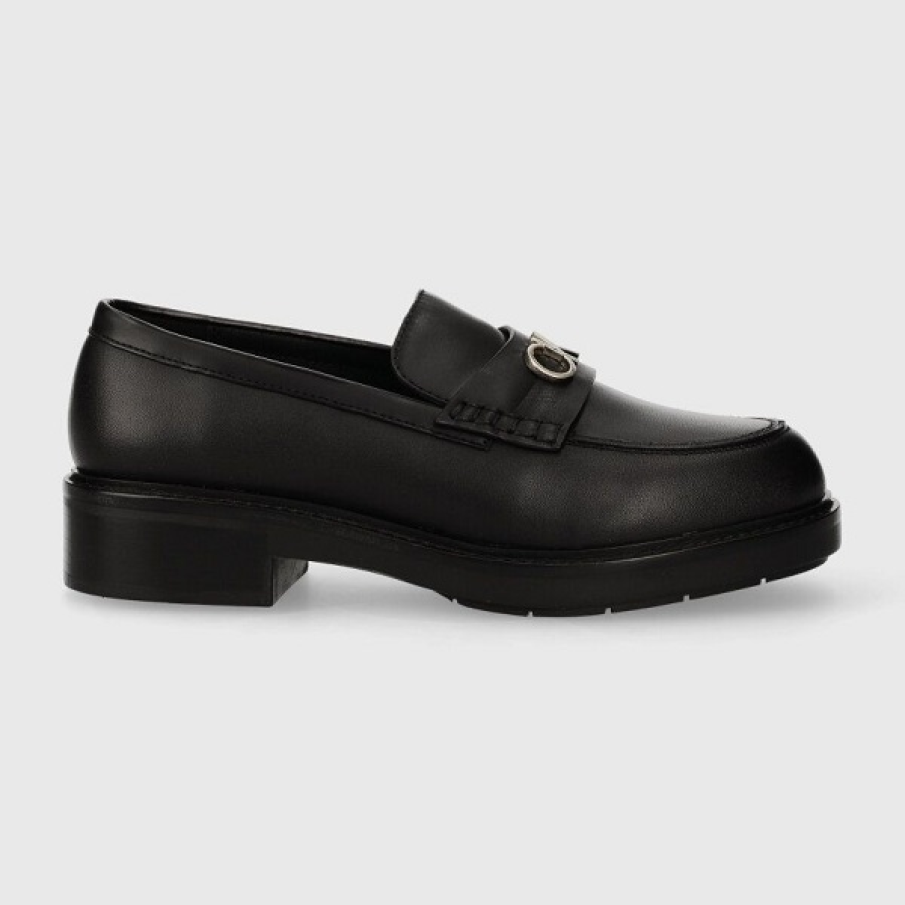 Pantofi negri tip loafers de la Calvin Klein , cu talpa groasă și toc plat, confecționati din combinația pielii naturale cu piele ecologică