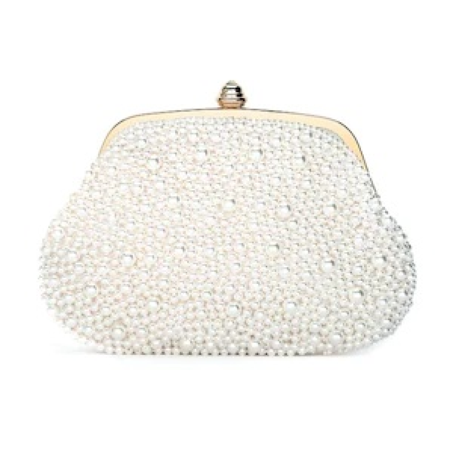 Poșetă elegantă albă, cu buton de închidere auriu și lănțișor. Este decorată cu perle minuscule albe, strălucitoare. 