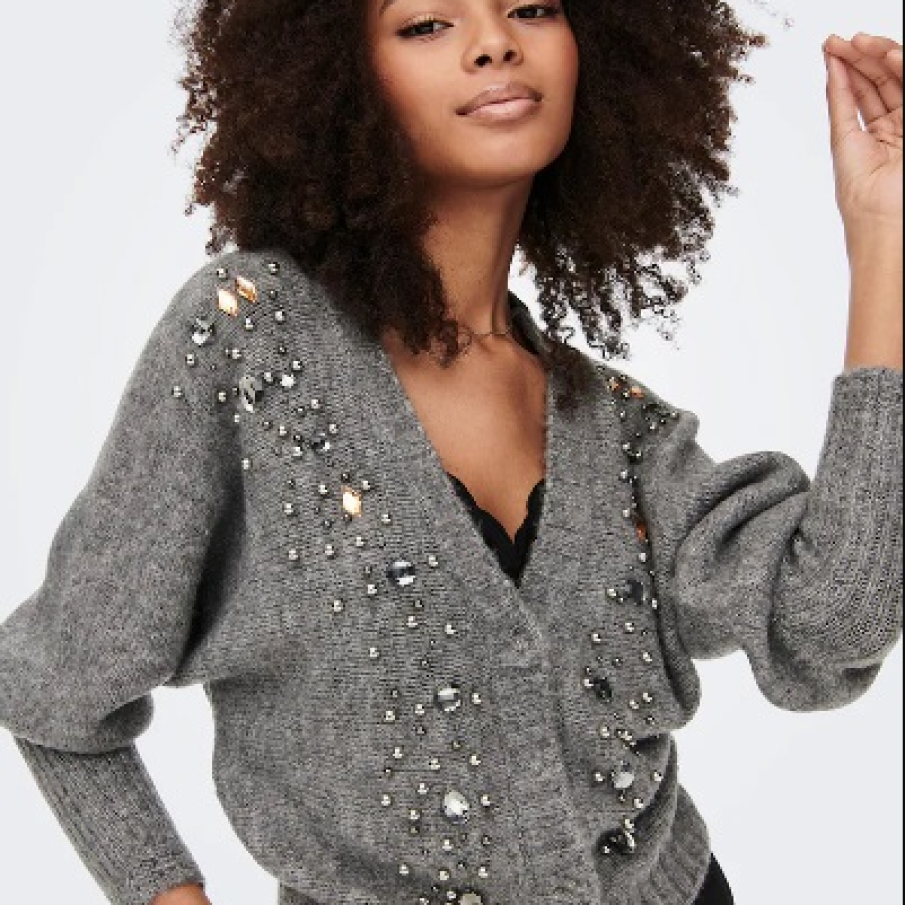 Cardigan gri de la Only, cu decolteu în V și aplicații strălucitoare care ii dau un farmec aparte 