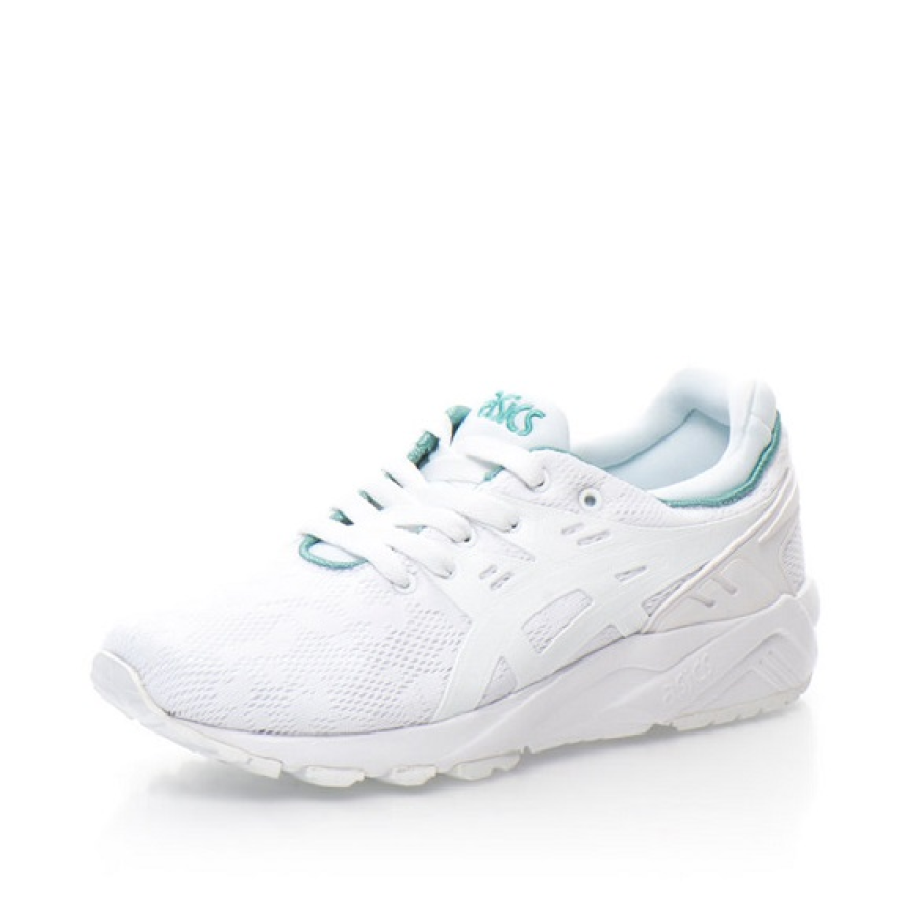 Pantofi sport albi cu talpa plată și vârf rotund. Sunt foarte comozi datorită tehnologiei asics gel cushioning system.