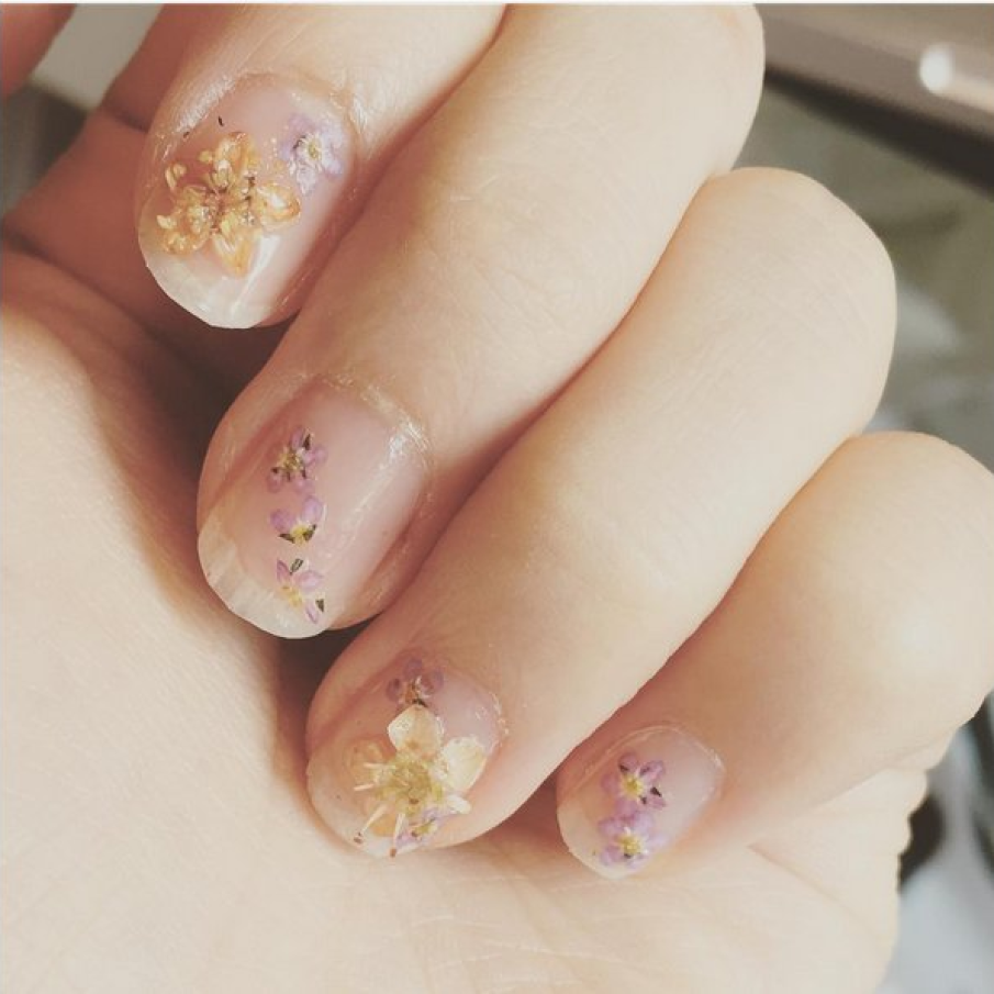 Manichiura realizata cu flori uscate 