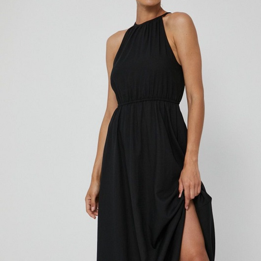 Rochie casual-elegantă din colecția Medicine. Are un neckline tip halter și bandă elastică în talie. Cade într-un cloș frumos. 