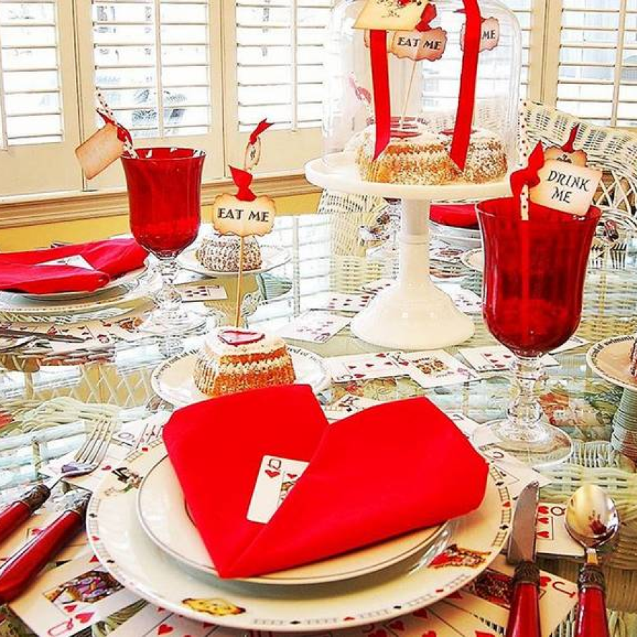 Masa de Valentine's Day inspirata din povestea lui Alice in Tara Minunilor