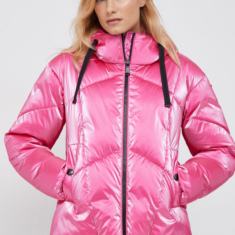 Geacă de iarnă în nuanță de roz aprins și lucios, din material matlasat, care conține și fibre reciclate. Gluga se strânge cu șnururi