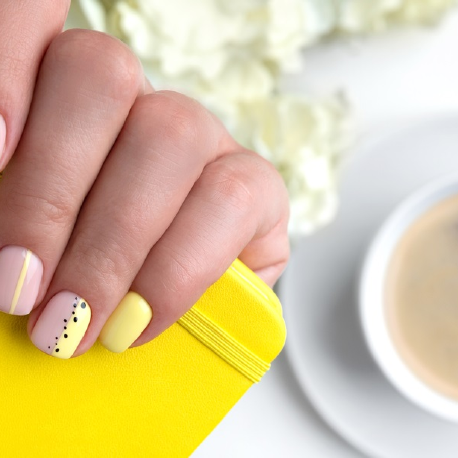 Manichiură minimalistă de primăvară, cu detalii delicate precum puncte și dungi 