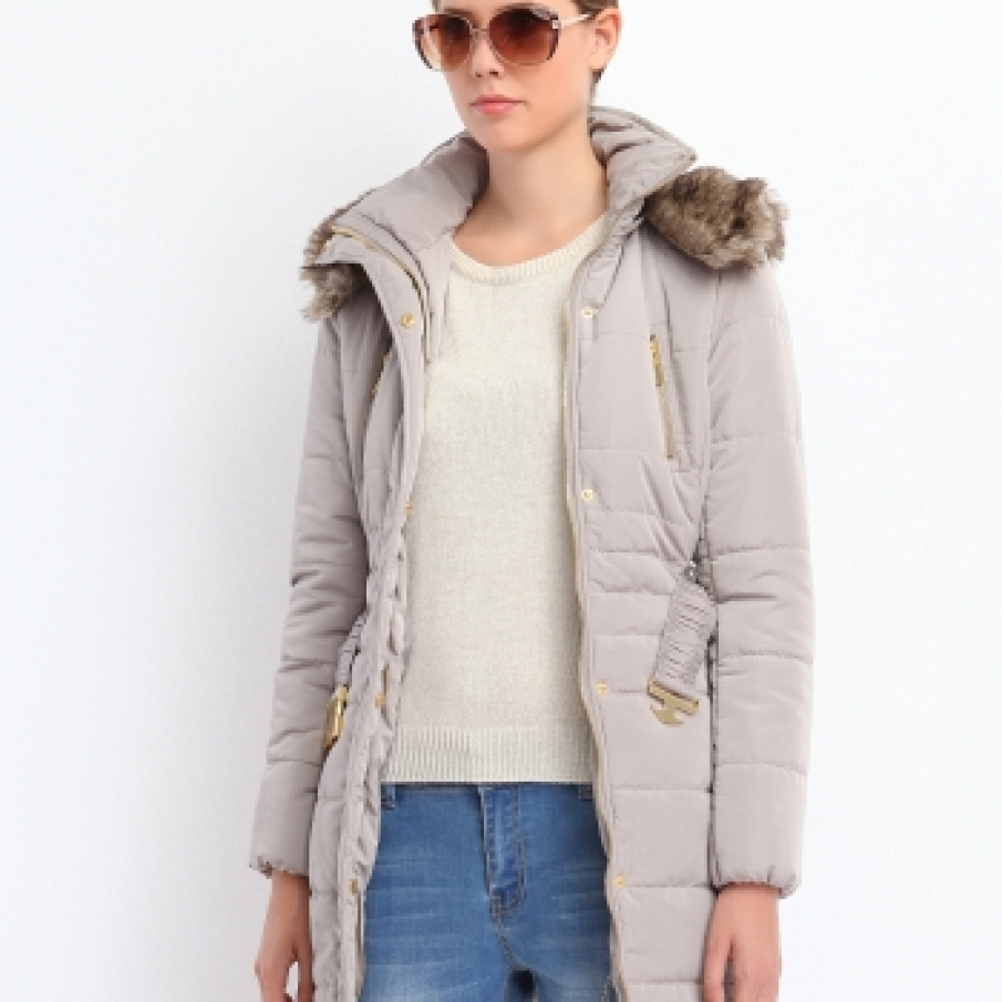 Jacheta matlasata, lunga, de culoare bej 