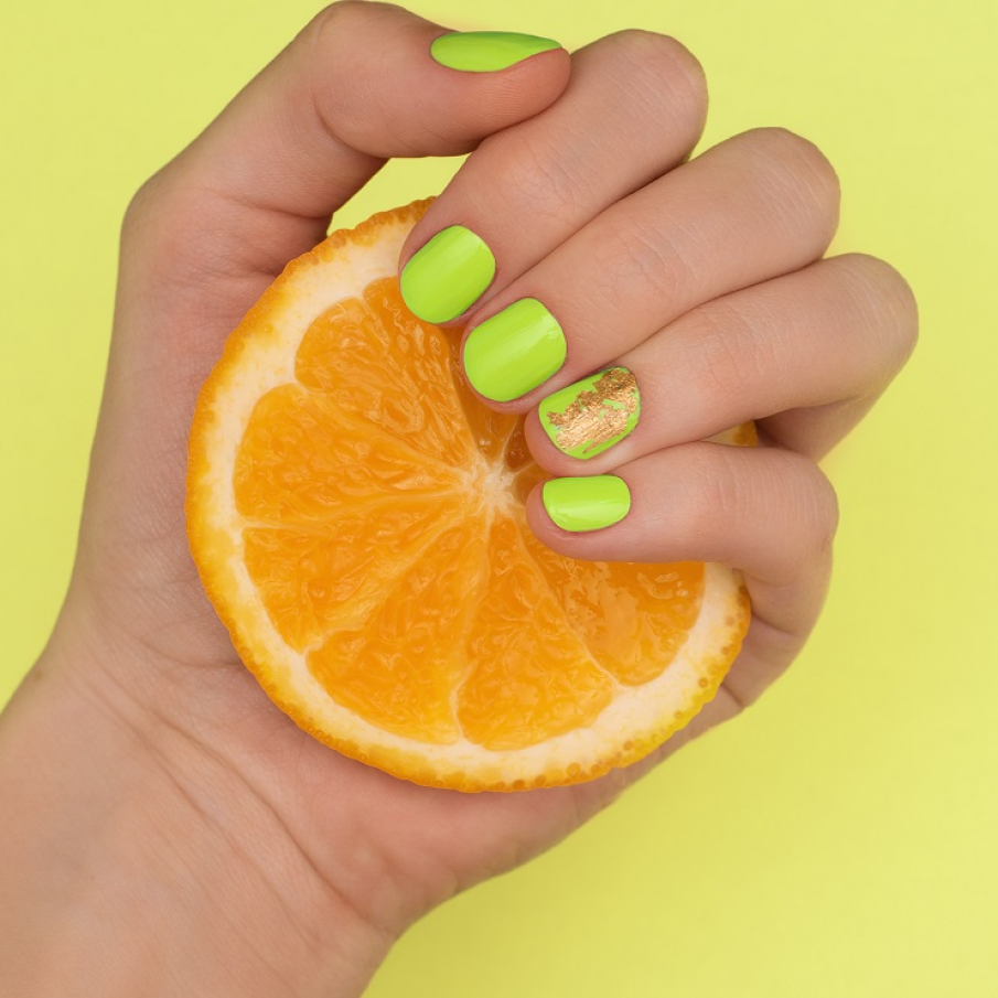 Manichiură verde praz neon cu detaliu foiță aurie 