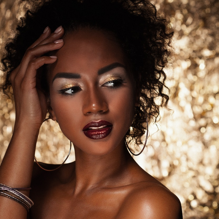 Dacă aveți ochii negri sau căprui închis, pentru un machiaj de seară sau glamorous, puteți combina cu încredere farduri aurii și argintii. Efectul este WOW!