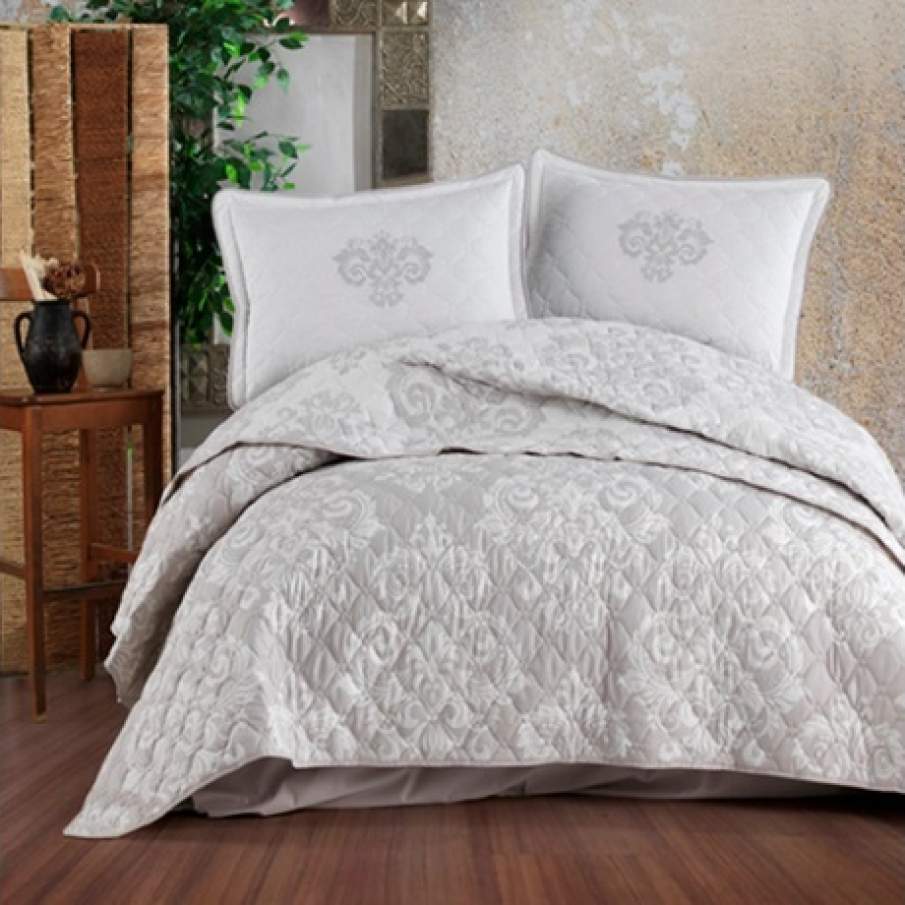 Set Cuvertură de pat Clasy Pucioasa, 240 x 260 cm, cu 2 fețe de pernă. Cuvertura este matlasată, din bumbac, pentru pat dublu