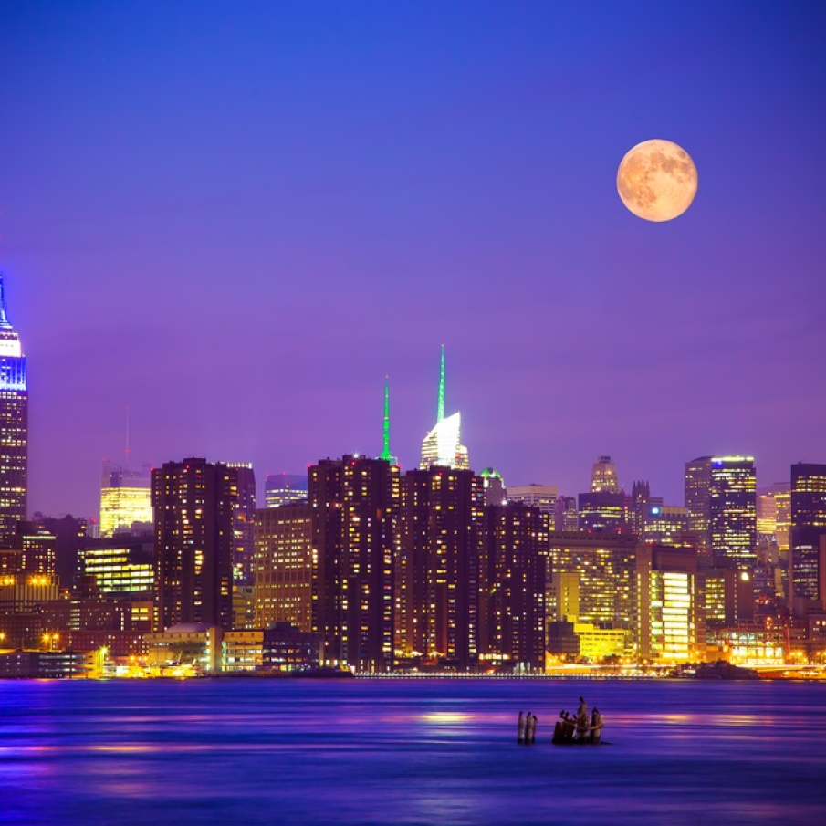 New York-ul arata magic cand pe cerul noptii si printre zgarie-nori se arata si luna plina