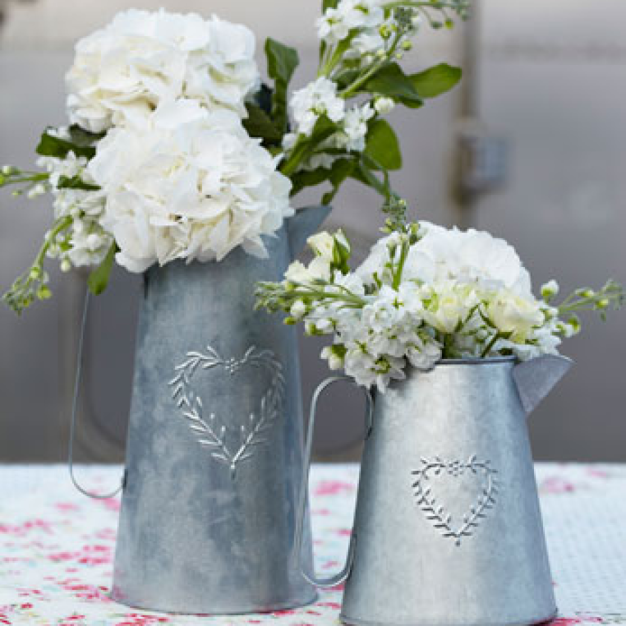 Fata de masa cu motive florale