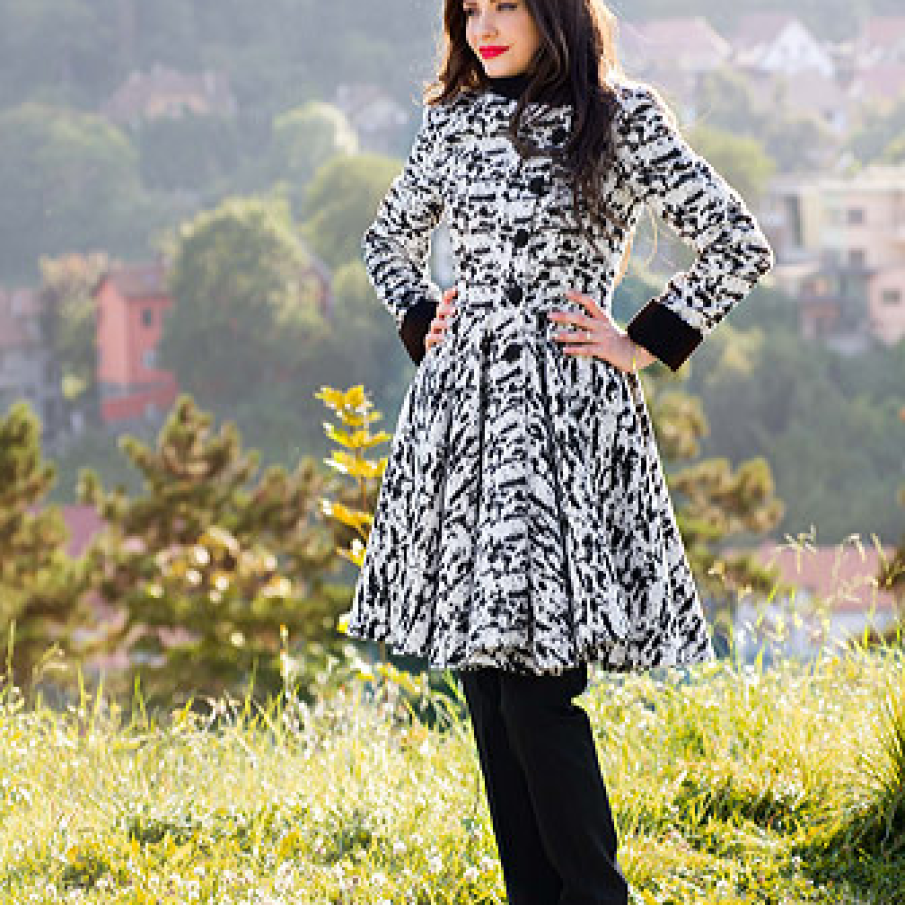 Palton alb cu negru din stofa ROBERTA