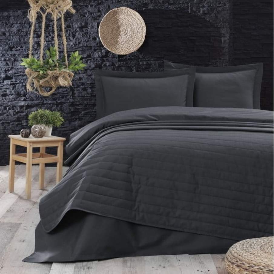 Cuvertură matlasată Mijolnir Monart, cu dimensiunile de 220 x 240 cm, într-o nuanță elegantă de negru antracit