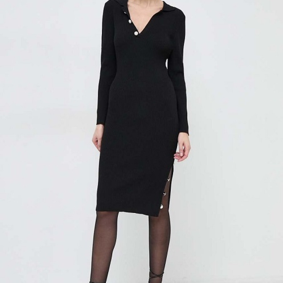 Rochie Morgan neagră mulată, simplă, dar elegantă în același timp, cu șliț pe lateralul unui picior. Are decolteu în V și butoane decorative