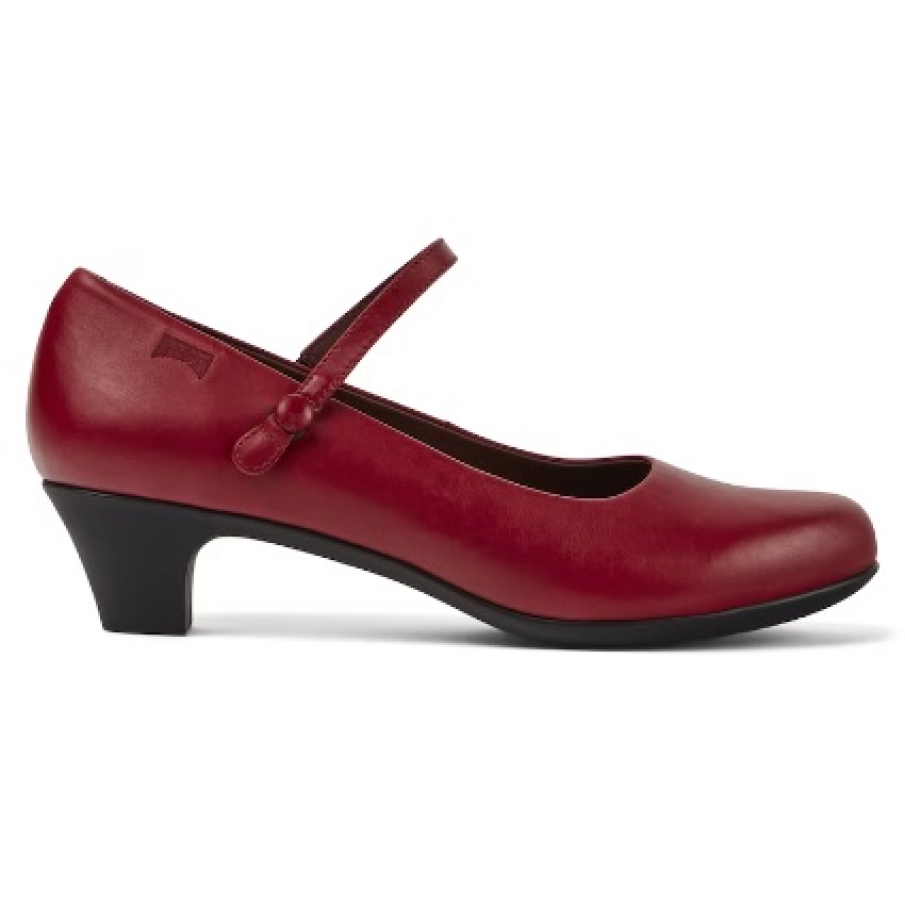 Pantofi Mary Jane în nuanță de roșu uni, cu toc mediu, de la Camper. Sunt confecționați din piele naturală 