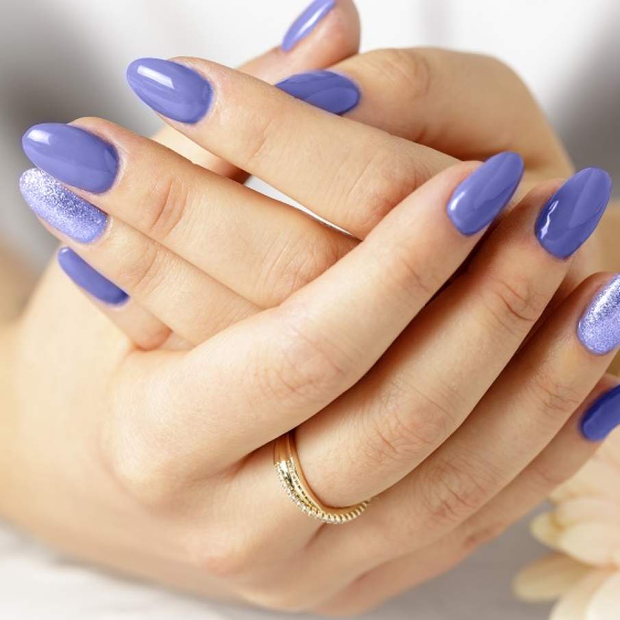 Nuanțe diferite de very peri, cu unghia inelarului pictată într-un glitter mai deschis 