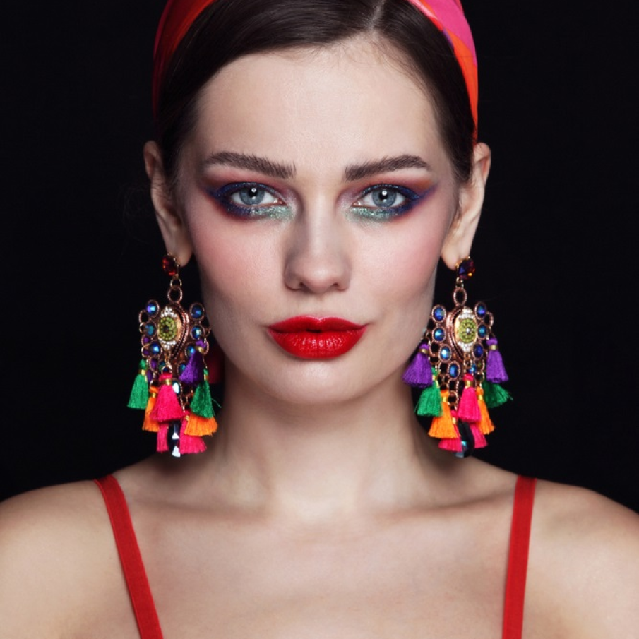 Cine a spus că regulile nu sunt făcute să fie încălcate? Deși mulți spun că albastrul este de evitat în cazul ochilor albaștri, atunci când este combinat cromatic cu alte nuanțe precum arămiul arată excelent 