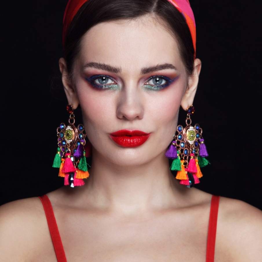 Cine a spus că regulile nu sunt făcute să fie încălcate? Deși mulți spun că albastrul este de evitat în cazul ochilor albaștri, atunci când este combinat cromatic cu alte nuanțe precum arămiul arată excelent 