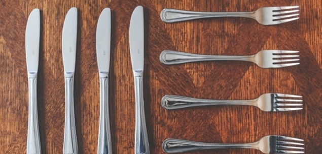 In mod traditional, unde se asaza furculita?