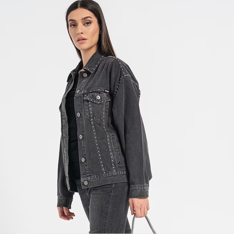 Jachetă DKNY din denim în nuanță de gri închis, decorată cu nituri 