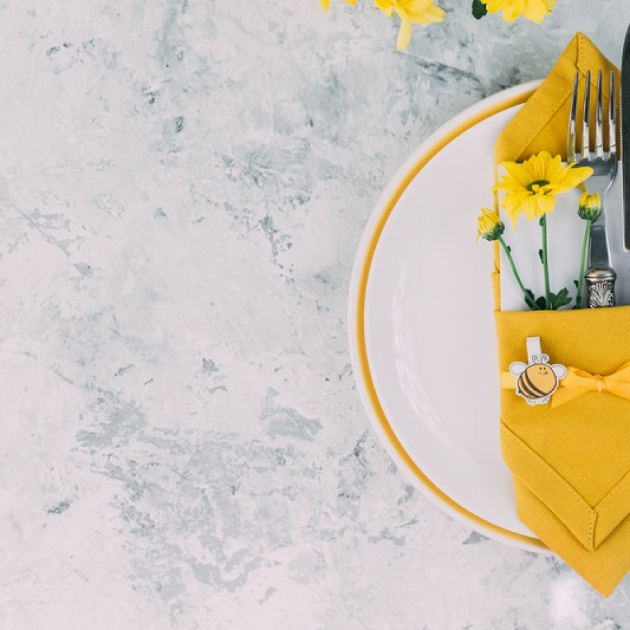 Tacamuri frumos aranjate in servet pentru masa de Pasti 