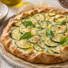 Tartă rustică cu dovlecei, ricotta și parmezan: rețeta de vară care arată spectaculos fără să fie complicată
