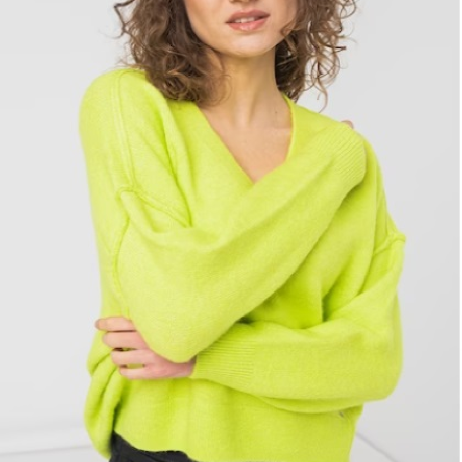 Pulover lejer de la Superdry, în nuanță de verde lime neon, cu decolteu în V 